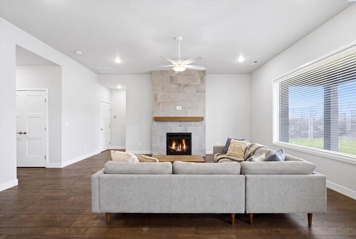 Property Photo:  654 Lazio Way  WA 99352 