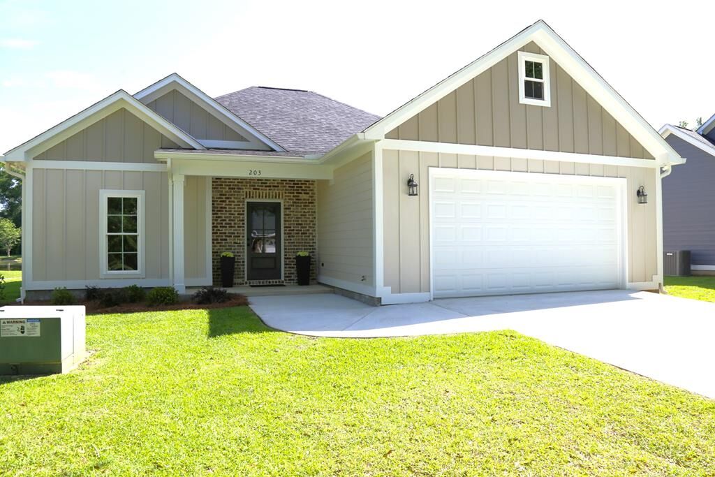 Property Photo:  203 Saxton Place  GA 31763 