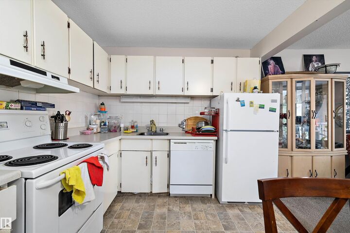 Property Photo: 8604 Gateway Boulevard NW 320 AB T6E 4B6