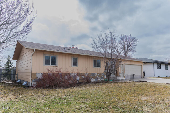 Property Photo:  601 Interstate Avenue  ND 58503 