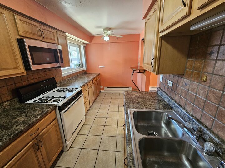 Property Photo: 1910 W Hatherleigh Court 2E IL 60056