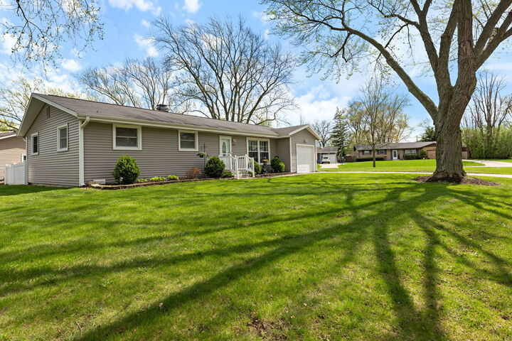 Property Photo:  575 Aztec Drive  IL 60188 