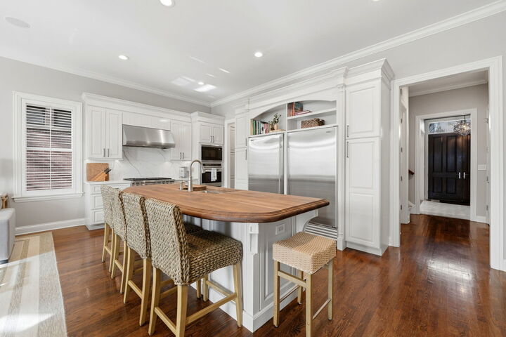 Property Photo:  2660 N Hartland Court  IL 60614 