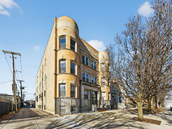 Property Photo: 4646 S Prairie Avenue 2S IL 60653