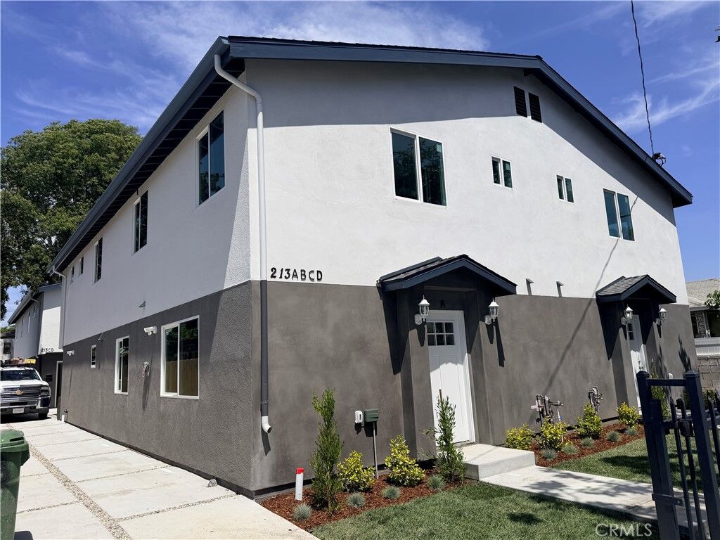 Property Photo:  213 E Raymond  CA 90220 