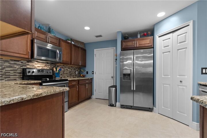 Property Photo:  611 Cleveland Avenue  FL 33972 