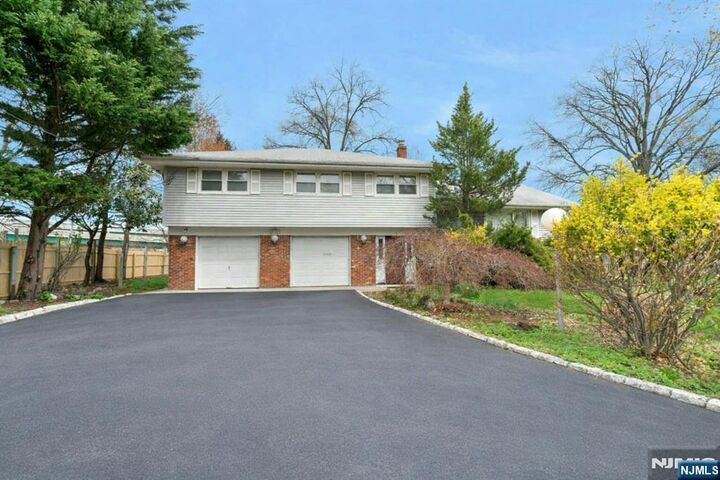 Property Photo:  9 Hemlock Drive  NJ 07652 
