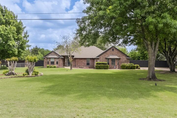 Property Photo:  1303 Lariat Circle  TX 75154 