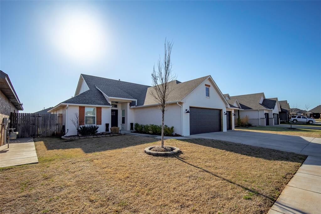 Property Photo: 2812 Wild Rose Lane OK 73099