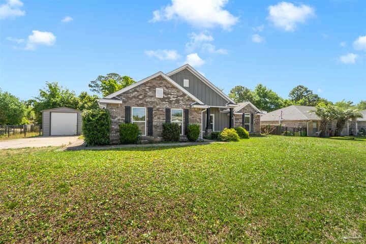 Property Photo: 1264 Redwood Ln FL 32563