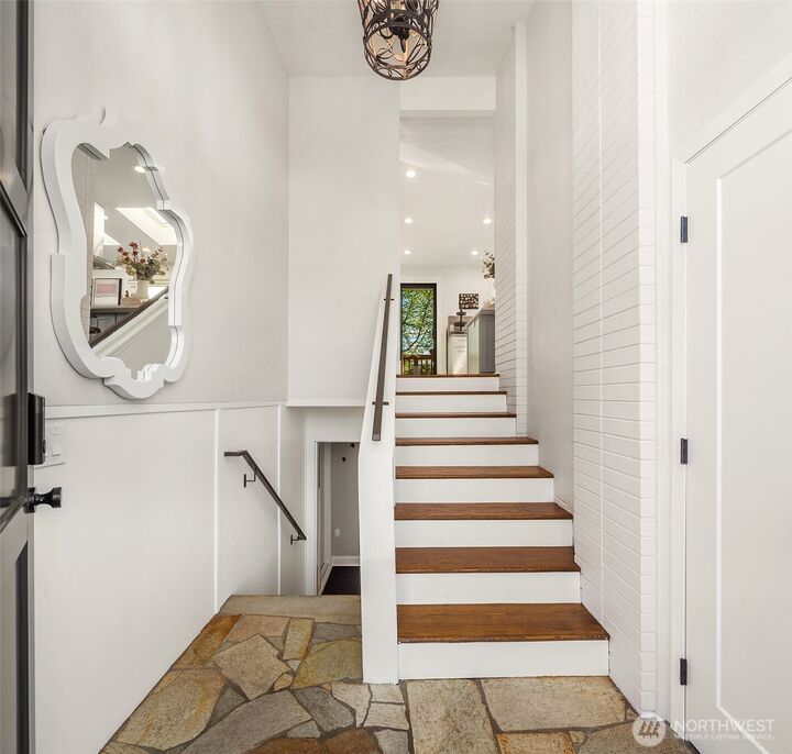 Property Photo:  810  Walnut Street  WA 98020 