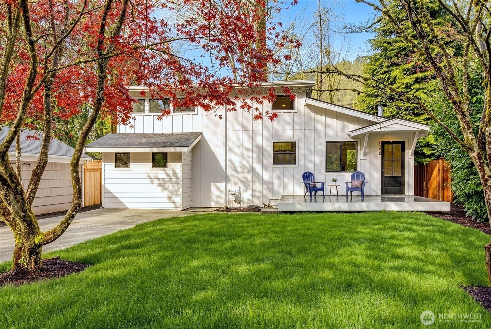 Property Photo:  560 NE Alder Street  WA 98027 