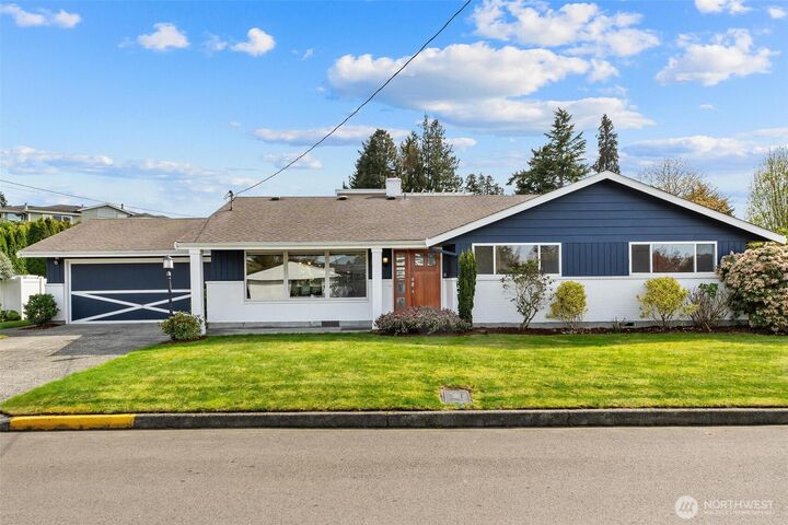 Property Photo:  612  Aloha Way  WA 98020 