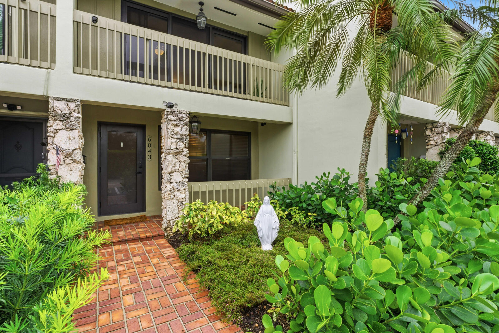 Property Photo:  6043 Bayview Drive 6043  FL 33308 