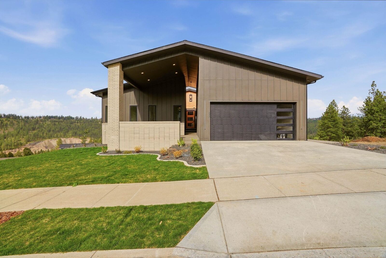 Property Photo:  5227 S Lincoln Way  WA 99224 