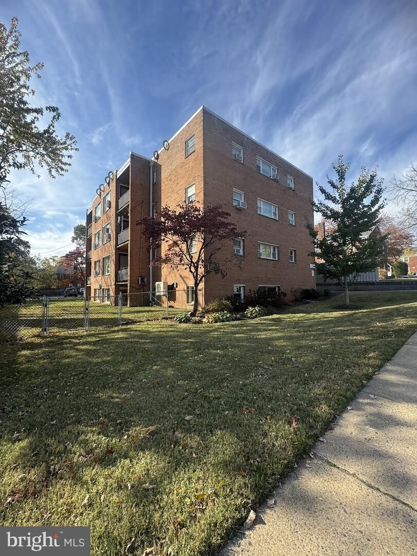 Property Photo:  500 S Courthouse Road 2  VA 22204 