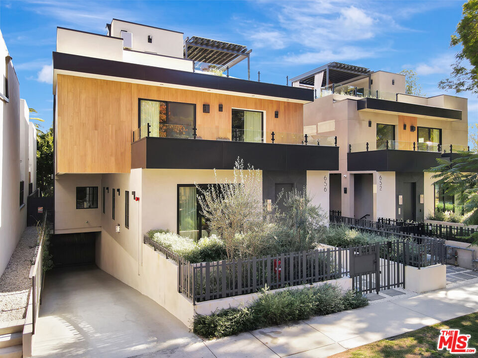 Property Photo:  652 Huntley Dr  CA 90069 