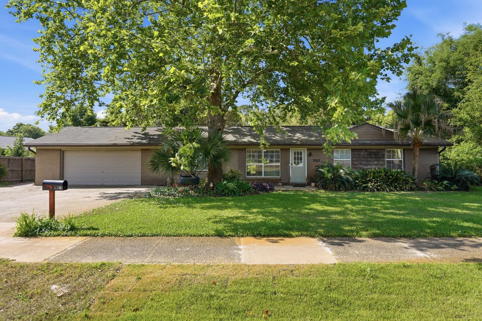 Property Photo: 353 Fairpoint Drive FL 32561