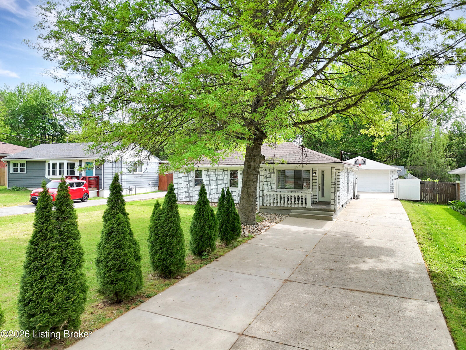 Property Photo:  6907 Triangle Dr  KY 40214 