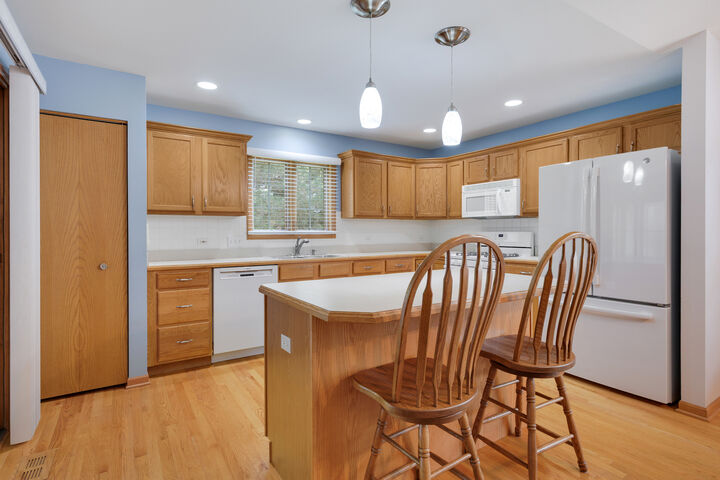 Property Photo:  639 Hampshire Drive  IL 60140 