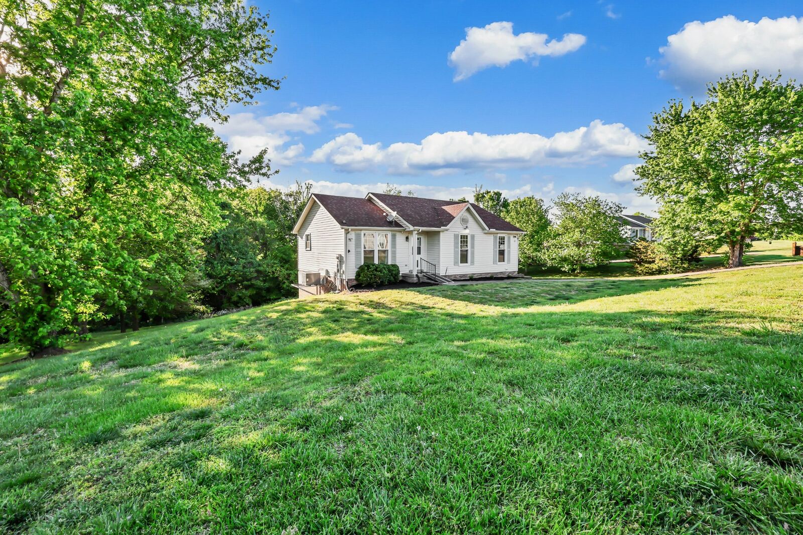 Property Photo:  2660 Holt Ln  TN 37043 