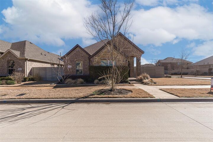 Property Photo:  824 Parkside Drive  TX 76226 