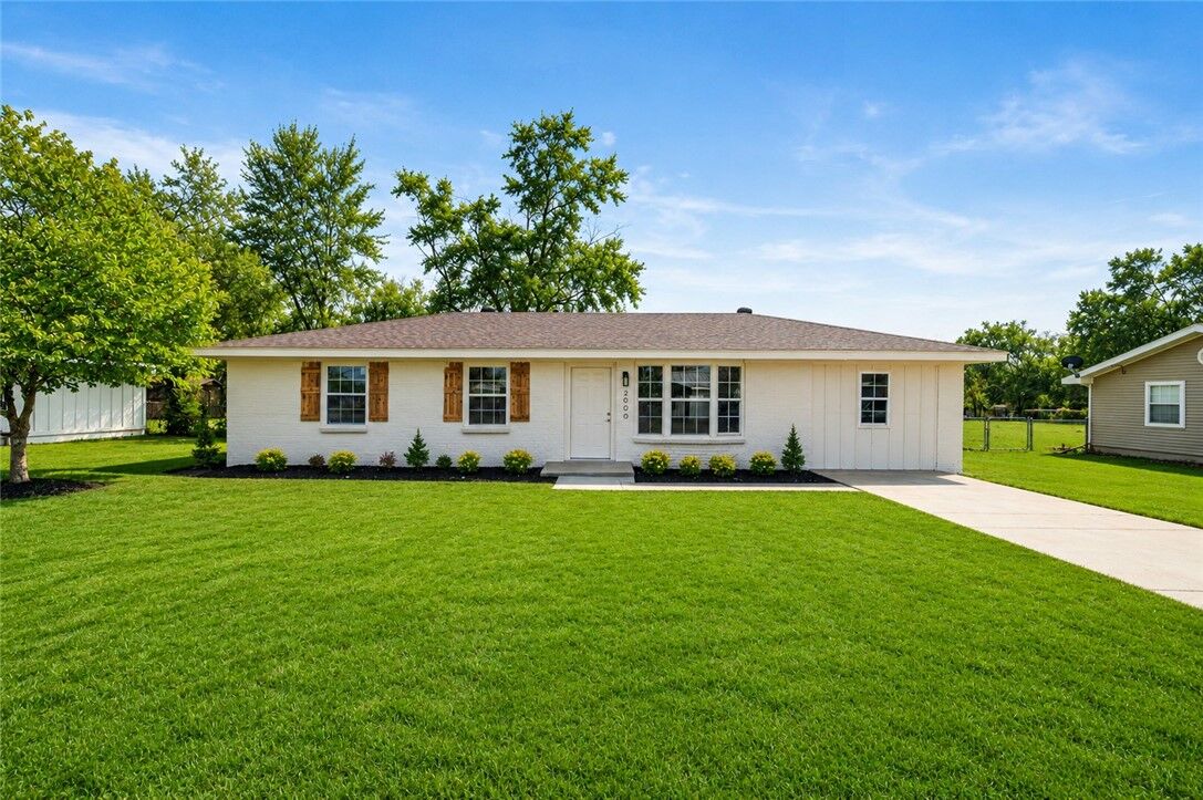 Property Photo:  2000 W Wood Street  AR 72756 