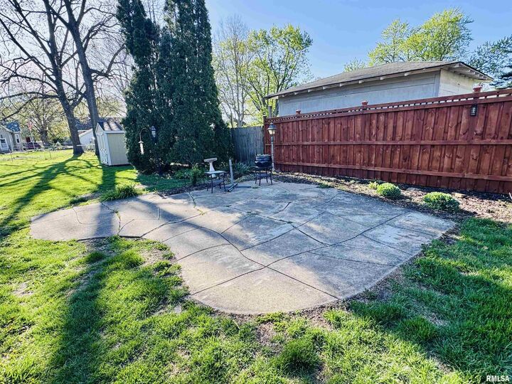 Property Photo:  1073 Jefferson Street  IL 61401 