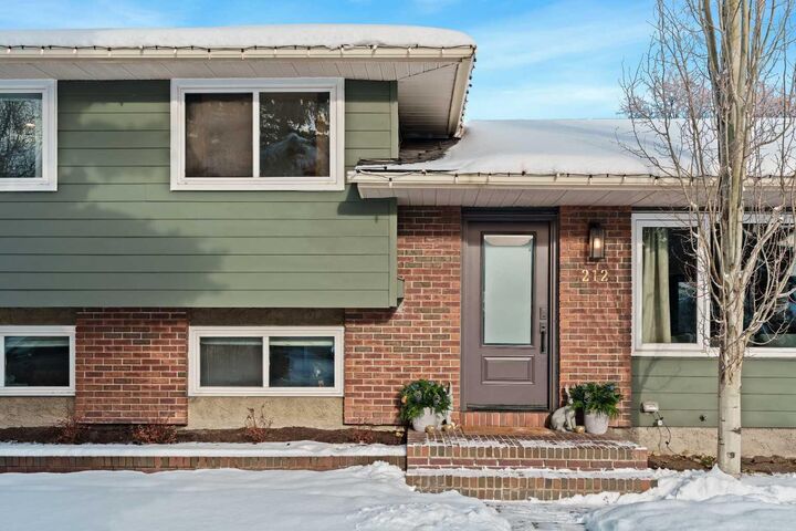Photo de la propriété:  212 Vantage Place NW  AB T3A 1X9 