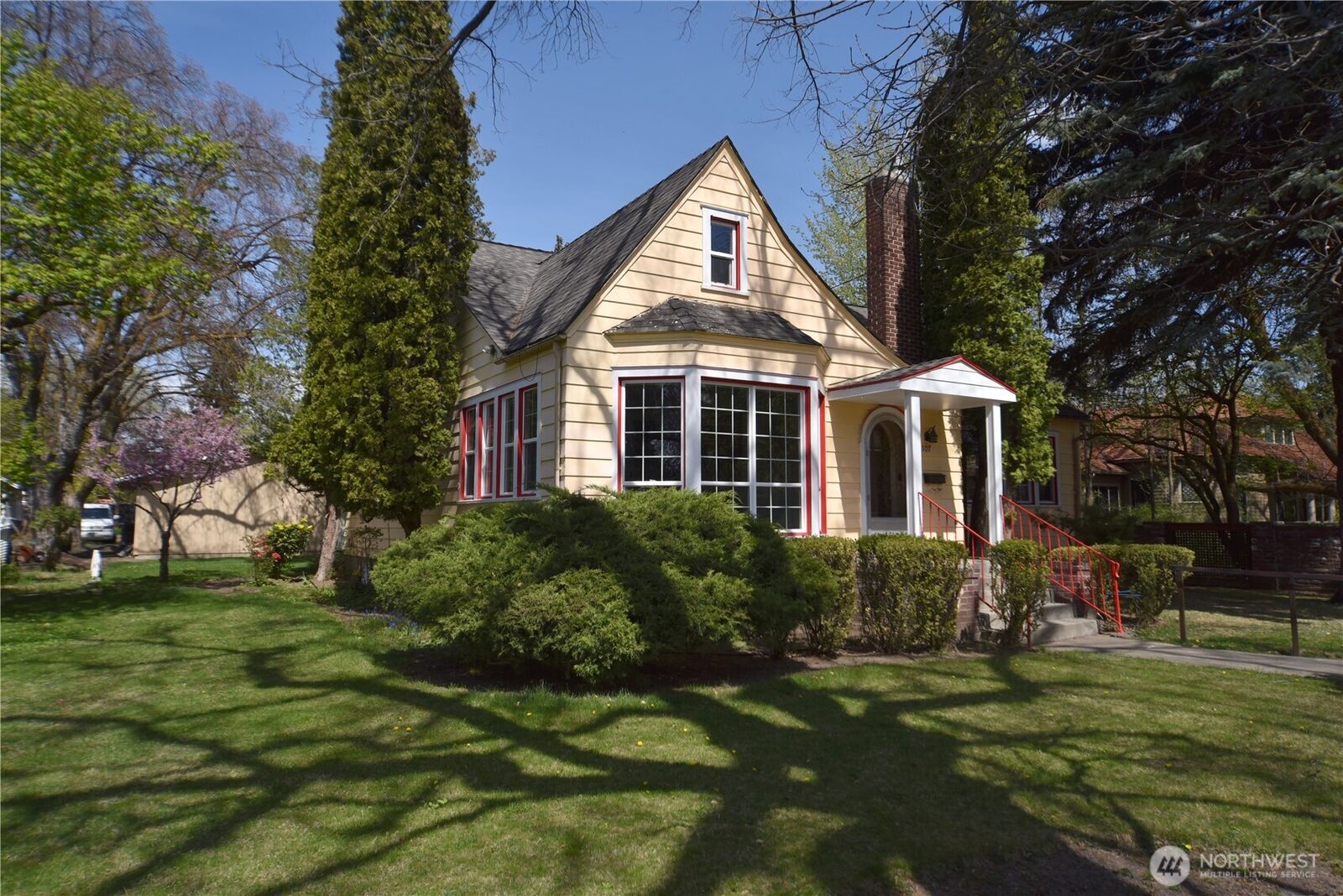 Property Photo:  107 W 9th Avenue  WA 98926 