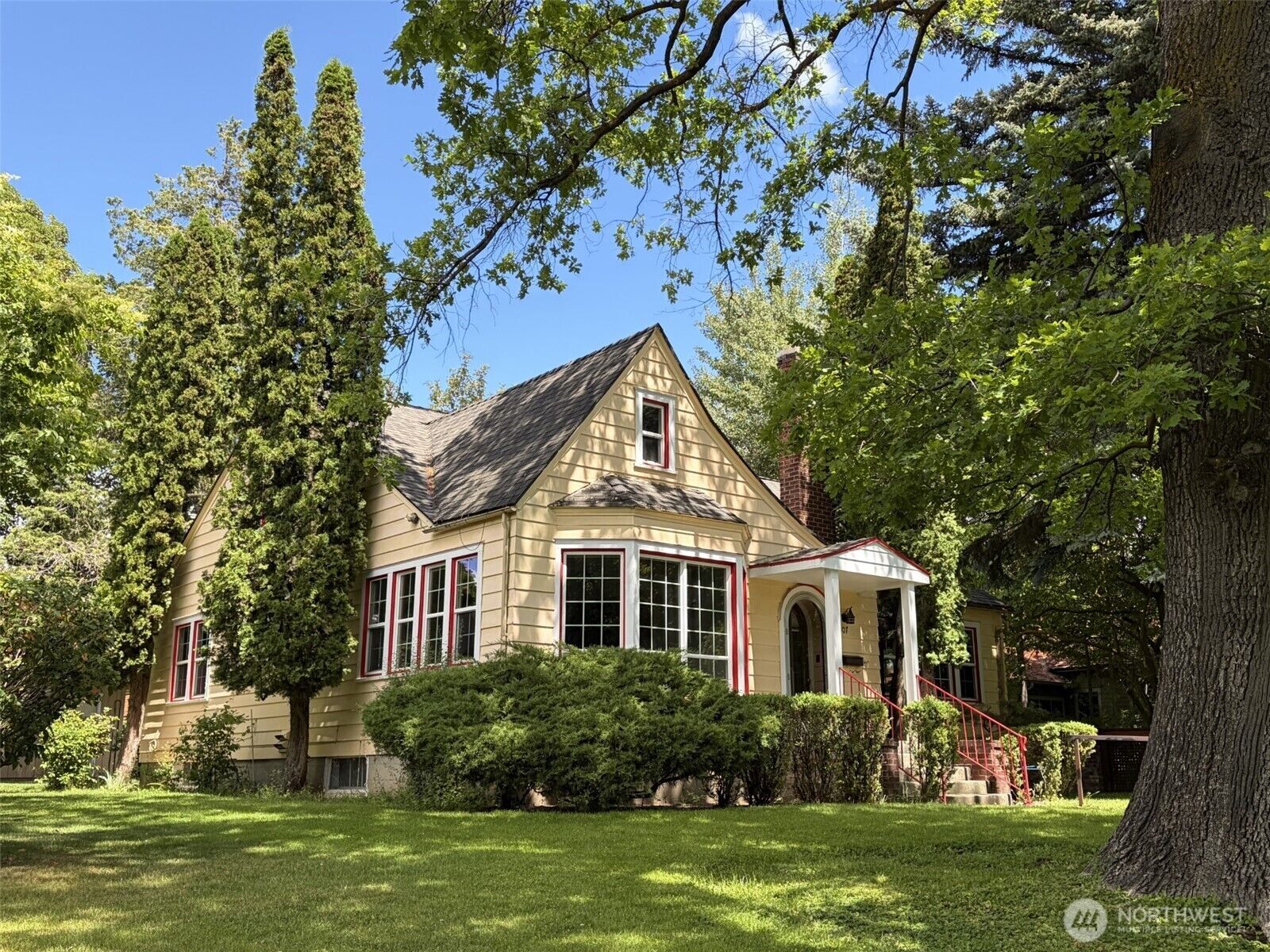Property Photo: 107 W 9th Avenue WA 98926