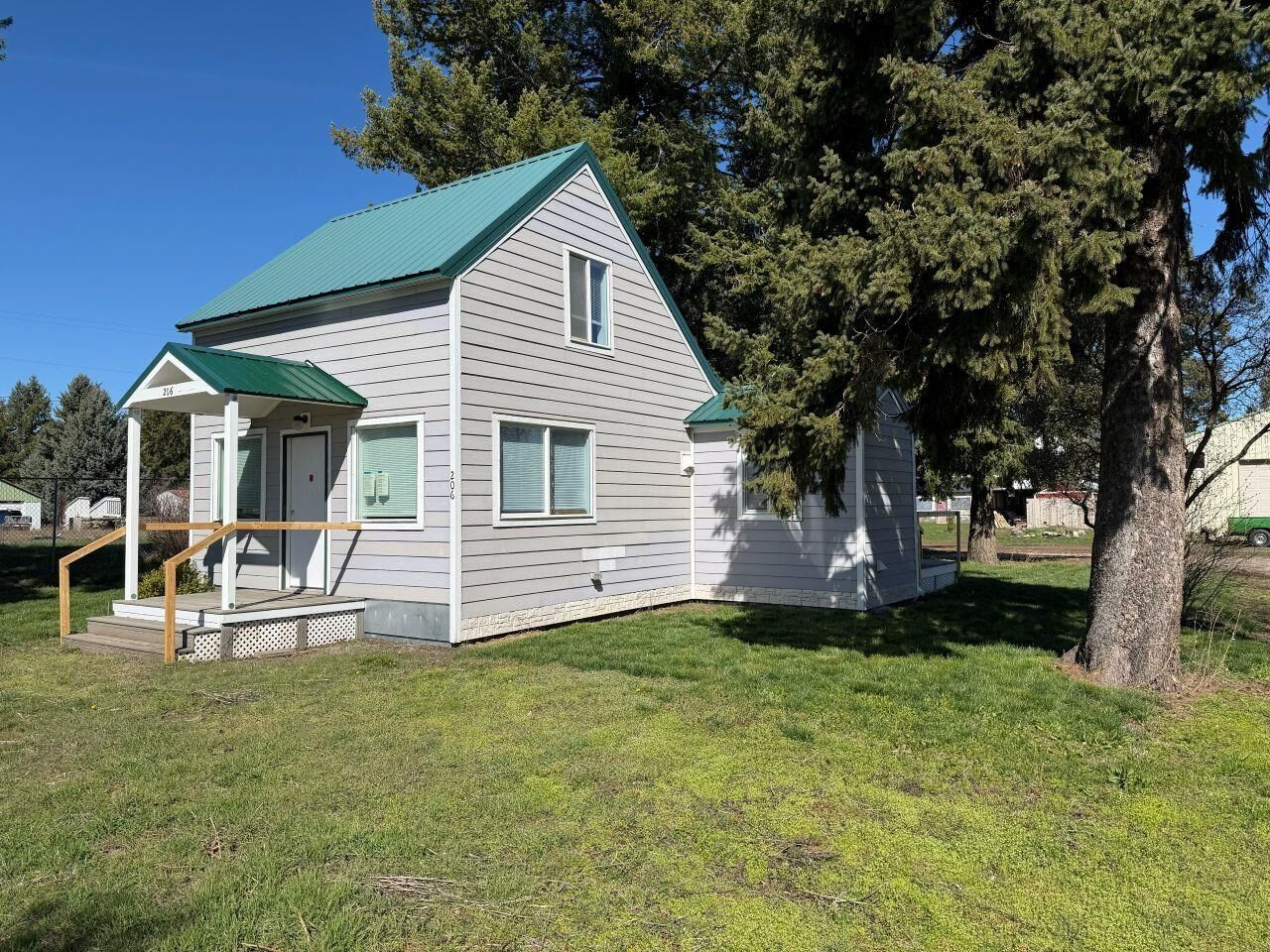 Property Photo:  206 W Pearl St  WA 99158 