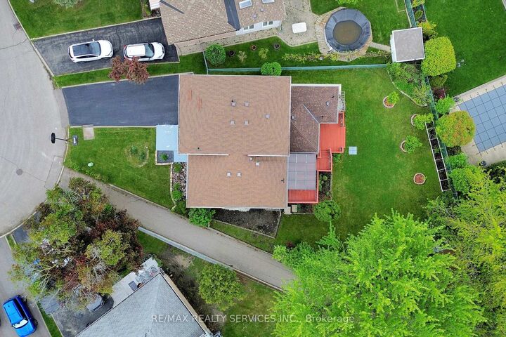 53 Geneva Crescent — photo 1