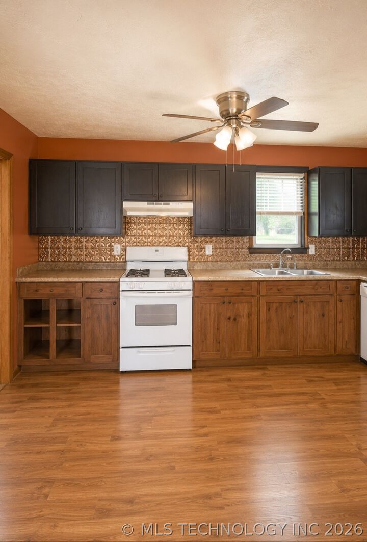 Property Photo:  530 Ew Sparks Street  OK 74839 