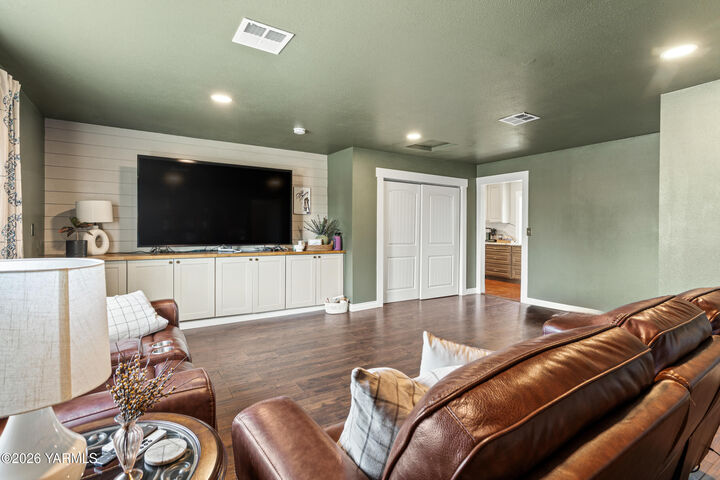 Property Photo:  1901 S 47th Ave  WA 98903 