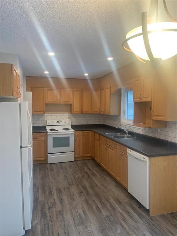 Property Photo:  42 Oak Crescent  MB R3G 0T3 