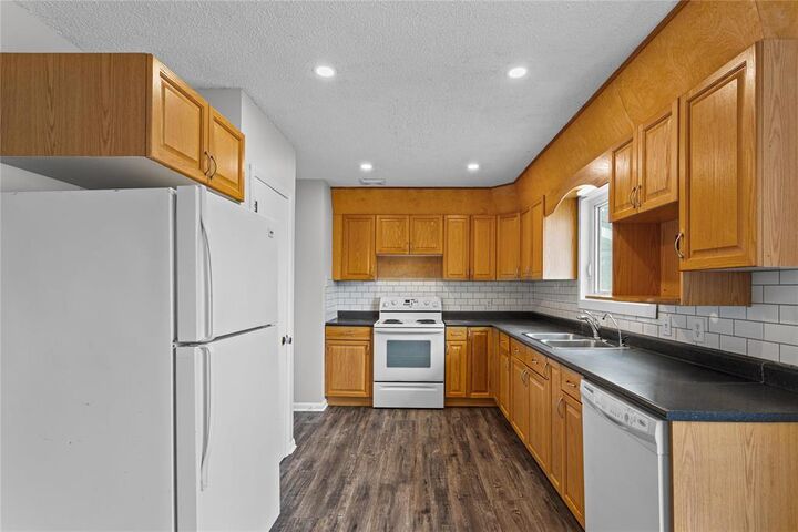 Property Photo:  42 Oak Crescent  MB R3G 0T3 