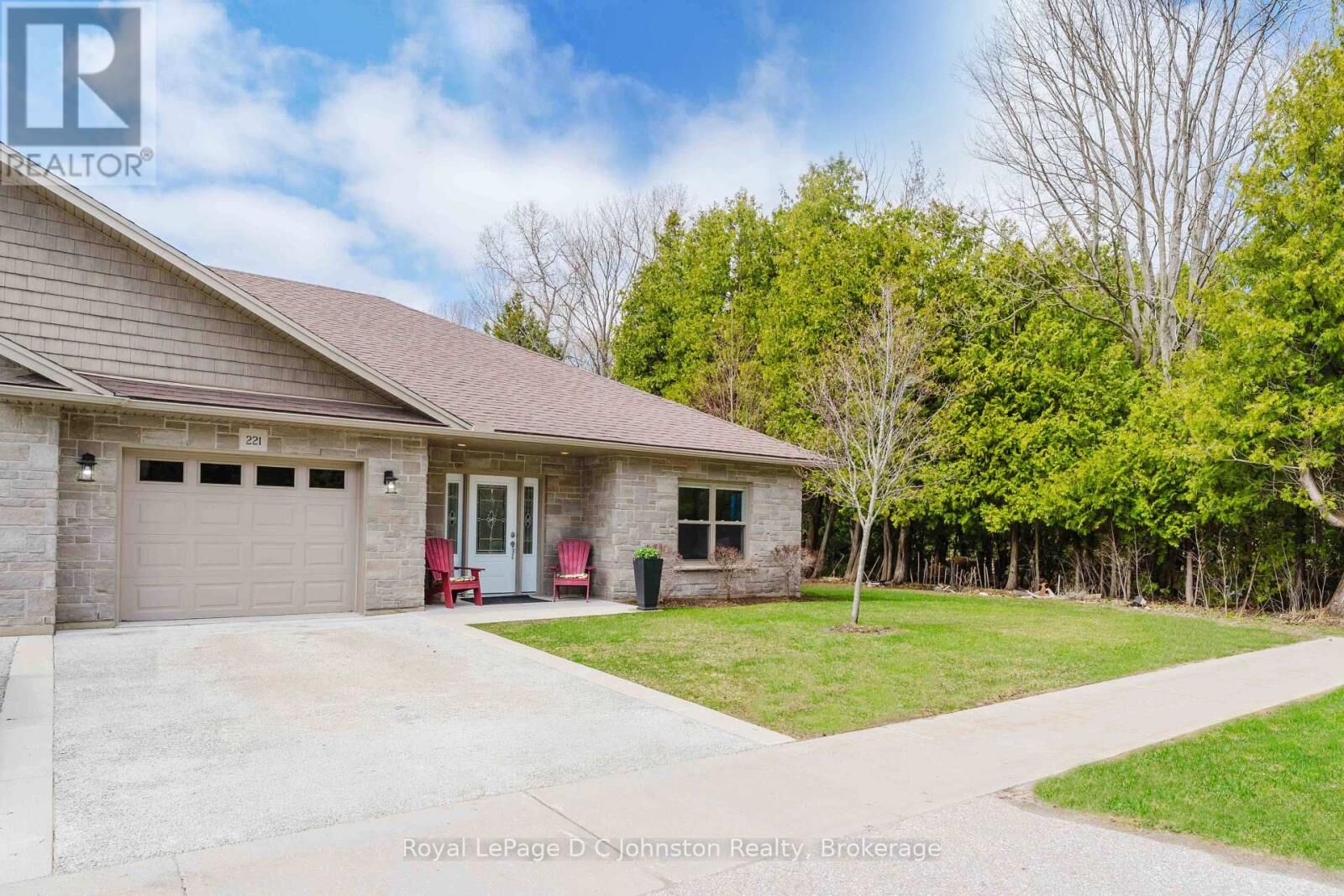 Property Photo: 221 Grenville Street South ON N0H 2L0