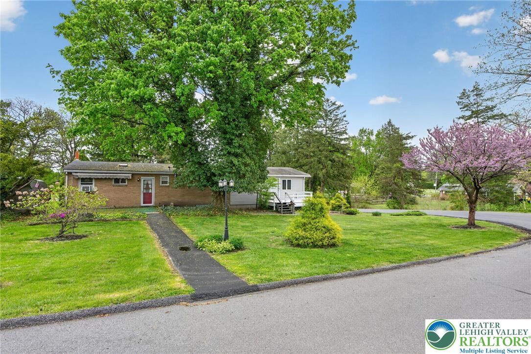 Property Photo:  1220 Oakwood Drive  PA 18017 
