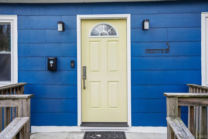 Property Photo:  5 Huguenot Road  NY 10512 