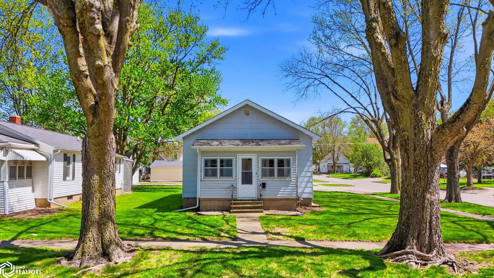 Property Photo:  220 Spring Street  IA 52655 