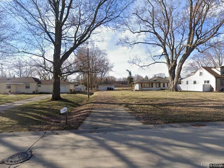 Property Photo:  5610 Noll Street  MI 48310 4137 