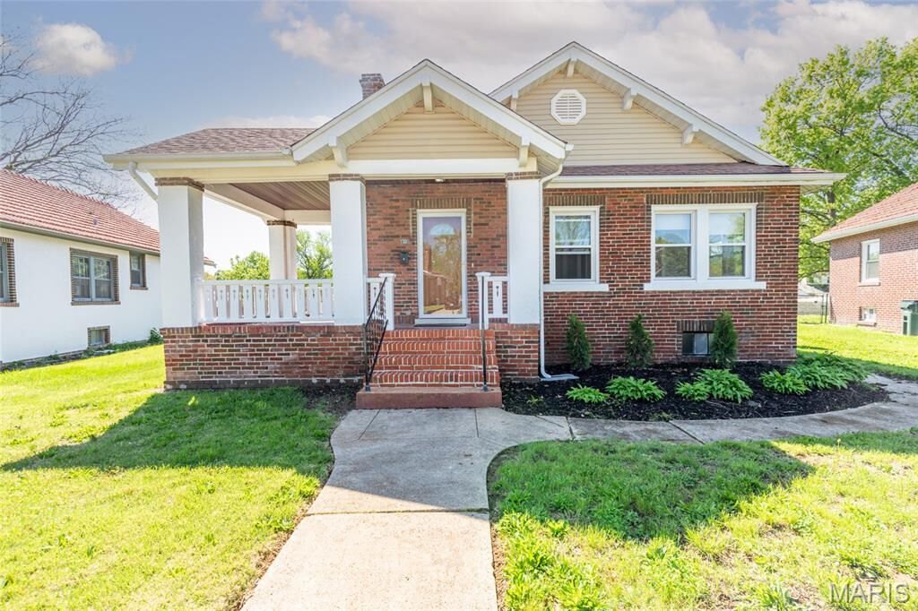 Property Photo:  12 Sunset Court  MO 63121 