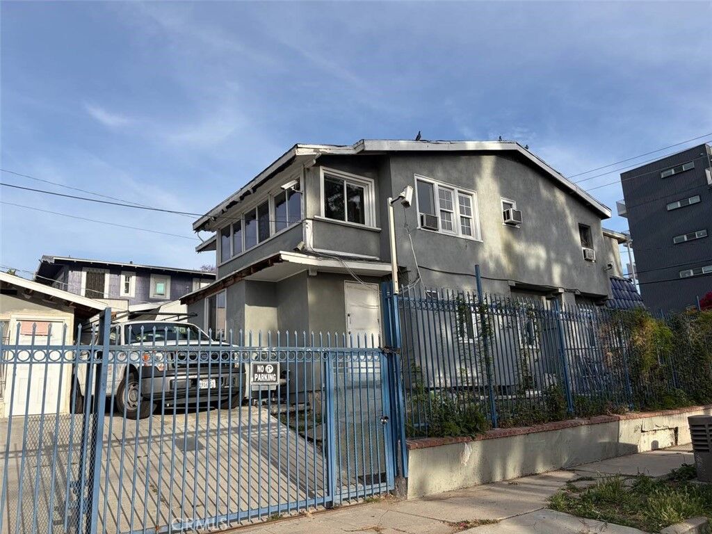 Property Photo:  4917 Melrose  CA 90029 