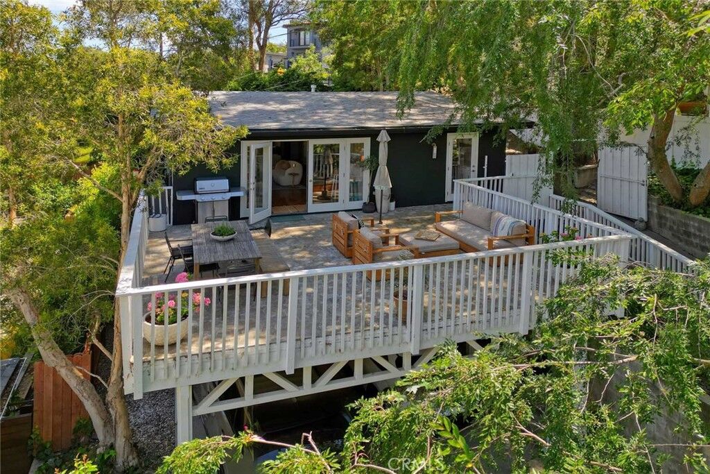 Property Photo: 3122 Oakcrest CA 90068