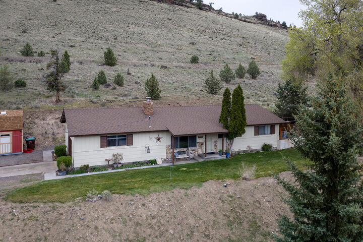 Property Photo:  2577 SE Hill Street  OR 97754 