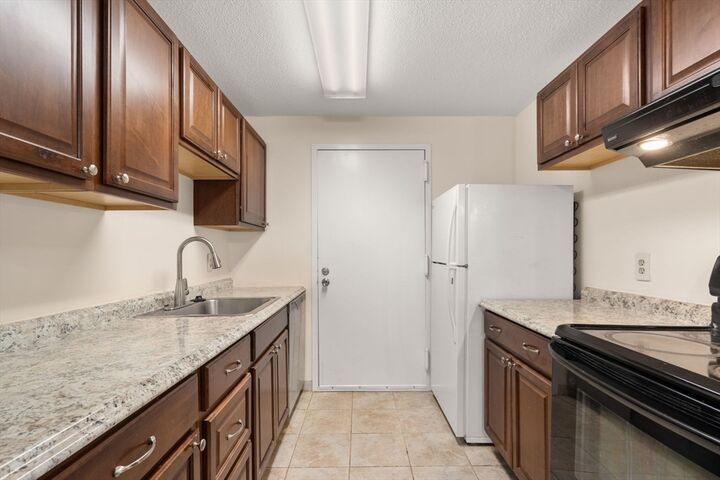 Property Photo:  3 Post Oak Lane 8  MA 01760 