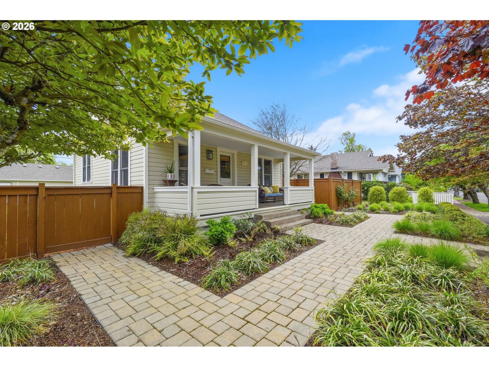 Property Photo:  953 C St  OR 97477 