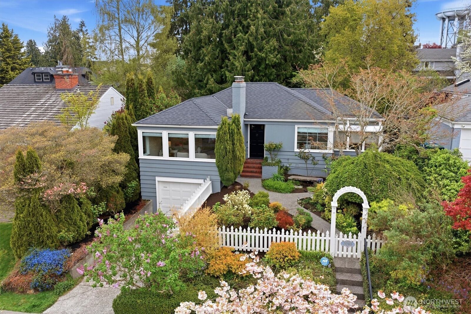 Property Photo:  3240 W Viewmont Way W  WA 98199 