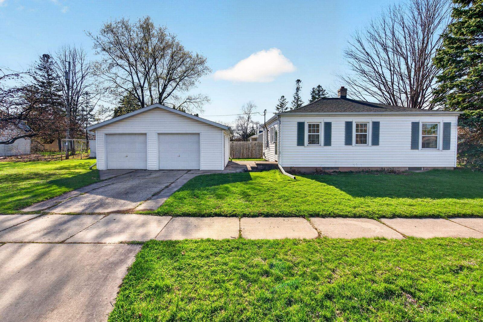 Property Photo:  431 E Coolidge Avenue  WI 54915-1975 
